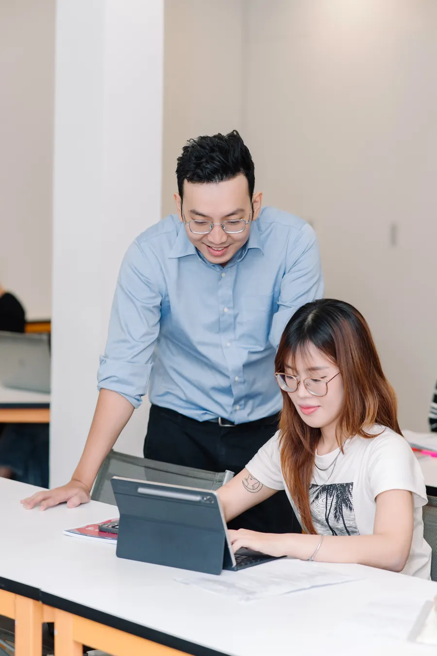 Giáo viên 8020 English hướng dẫn học viên làm bài trên lớp