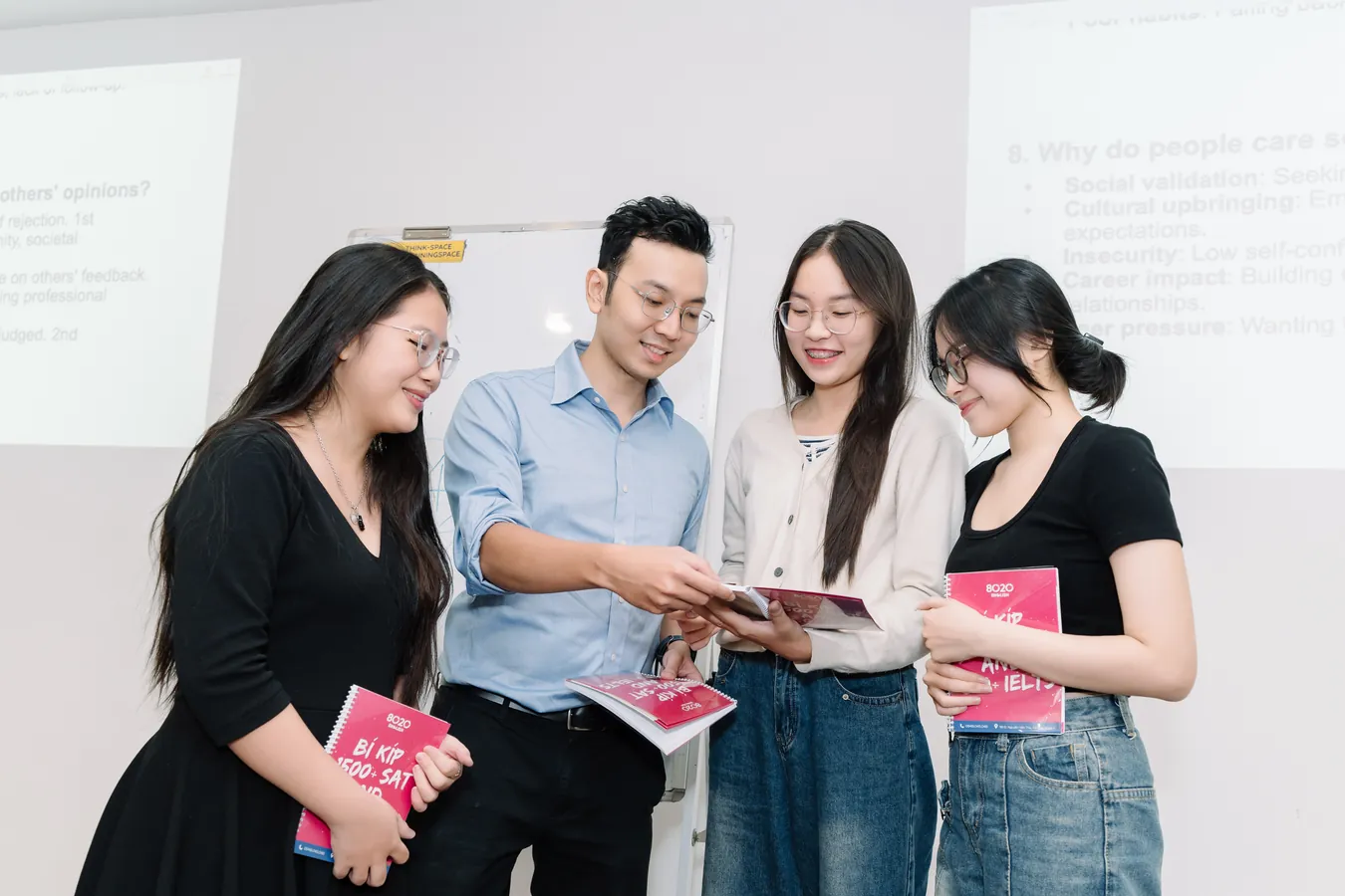 Giáo viên 8020 cùng nhóm học viên xem lại tài liệu học
