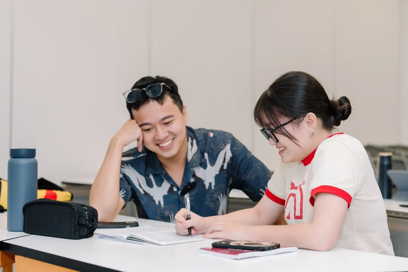 Học viên 8020 cùng bạn học ôn bài, không khí lớp học vui vẻ