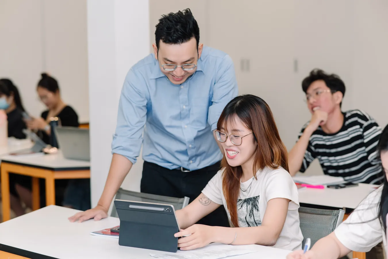 Giáo viên 8020 kèm học viên sửa bài ngay tại bàn học