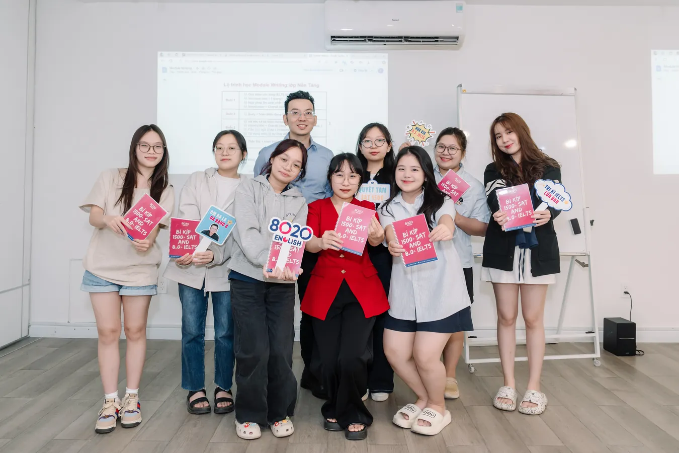 Giáo viên và học viên 8020 English chụp ảnh kỷ niệm buổi học
