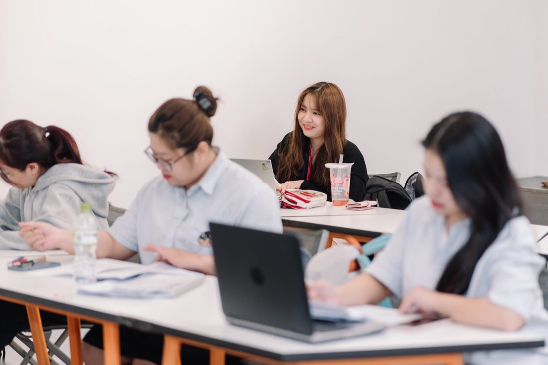 Học viên SAT 8020 làm bài trên máy